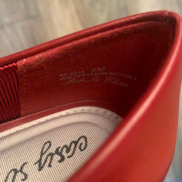 NEW EASY STREET WAIVE WOMEN'S RED FAUX LEATHER LOW KITTEN HEEL PUMPS 5M - Picture 7 of 8